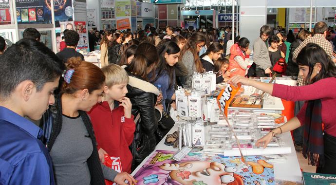 Kitap fuarına ziyaretçi akını Kitap fuarına ziyaretçi akını