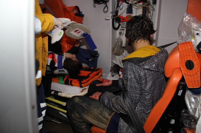 Otomobil ırmağa uçtu: 6 yaralı Otomobil ırmağa uçtu: 6 yaralı