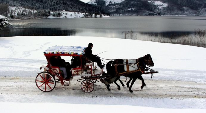 Abant'ta kar yağışı etkisini gösterdi Abant'ta kar yağışı etkisini gösterdi