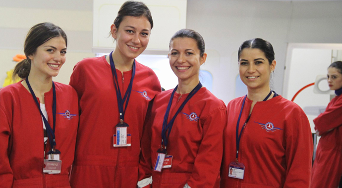 Hostes adaylarına zorlu eğitim Hostes adaylarına zorlu eğitim