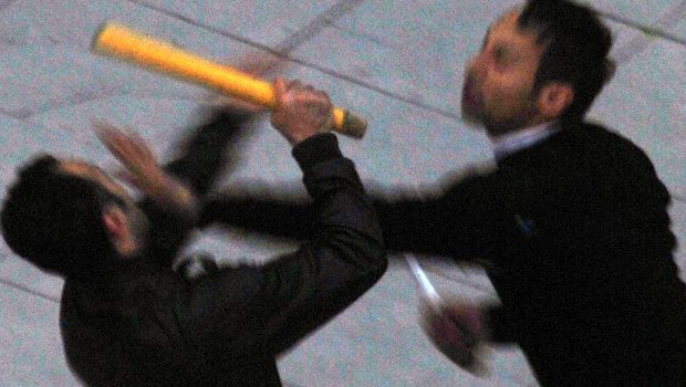 Sokak ortasında bıçak ve merdaneli kavga Sokak ortasında bıçak ve merdaneli kavga