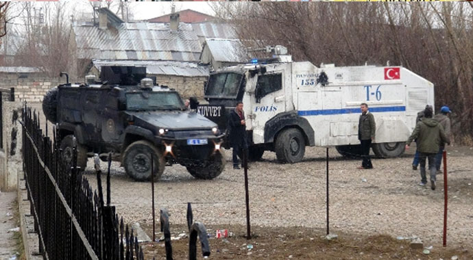 Polisle öğrenciler arasında gerginlik: 3 yaralı Polisle öğrenciler arasında gerginlik: 3 yaralı