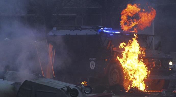 Kosova karıştı: 52'si polis 110 yaralı Kosova karıştı: 52'si polis 110 yaralı