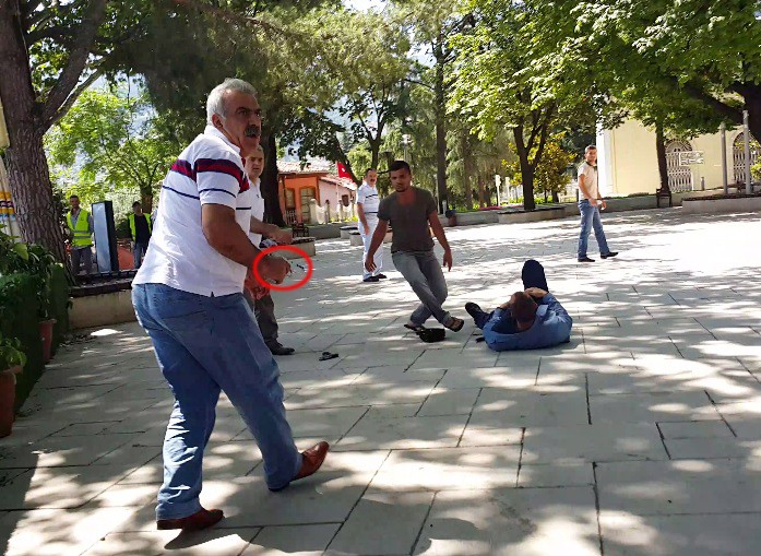 Sokak ortasında çatışma, herkesin gözü önünde kafasına sıktı! Sokak ortasında çatışma, herkesin gözü önünde kafasına sıktı!