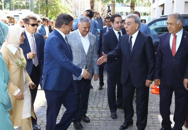 İzmir'e giden Başbakan Davutoğlu'na Kocaoğlu'ndan özel ilgi İzmir'e giden Başbakan Davutoğlu'na Kocaoğlu'ndan özel ilgi