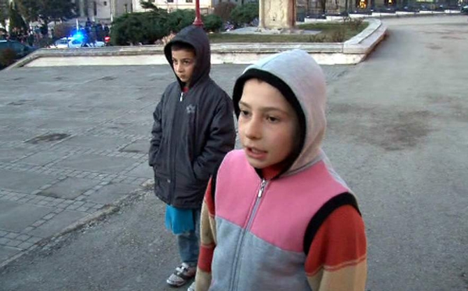 Davutoğlu'ndan o çocukklara 'bilgisayar' sözü Davutoğlu'ndan o çocukklara 'bilgisayar' sözü