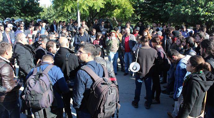 Akdeniz Üniversitesi'nde arbede çıktı Akdeniz Üniversitesi'nde arbede çıktı