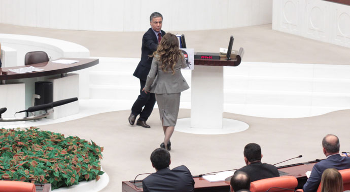 AK Partili kadın vekil kürsüye koştu AK Partili kadın vekil kürsüye koştu