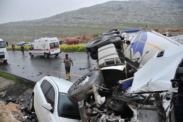 Şanlıurfa'da katliam gibi kaza, 13 ölü, çok sayıda yaralı var Şanlıurfa'da katliam gibi kaza, 13 ölü, çok sayıda yaralı var