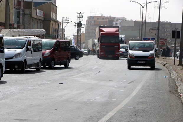 Yol kapatan şoförlere polisten müdahale Yol kapatan şoförlere polisten müdahale