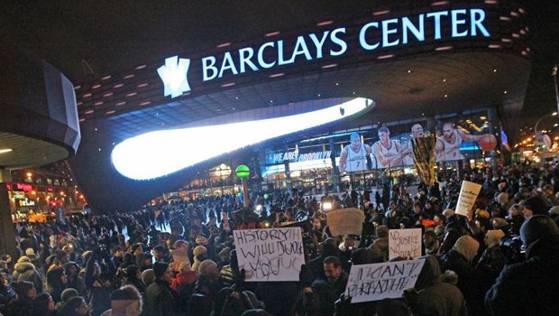NBA maçına Ferguson protestosu ve Kraliyet çifti damga vurdu NBA maçına Ferguson protestosu ve Kraliyet çifti damga vurdu