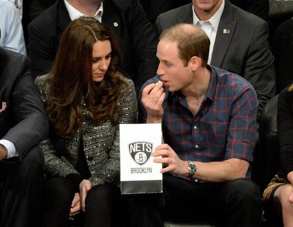 NBA maçına Ferguson protestosu ve Kraliyet çifti damga vurdu NBA maçına Ferguson protestosu ve Kraliyet çifti damga vurdu