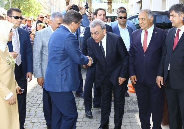 İzmir'e giden Başbakan Davutoğlu'na Kocaoğlu'ndan özel ilgi İzmir'e giden Başbakan Davutoğlu'na Kocaoğlu'ndan özel ilgi