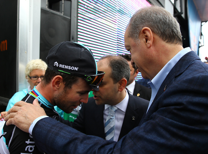 Bisikletçi podyumu terk edince ortalık karıştı! Bisikletçi podyumu terk edince ortalık karıştı!