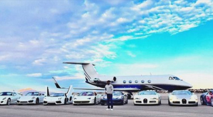 Çok kazanan boksör servetiyle poz verdi Çok kazanan boksör servetiyle poz verdi