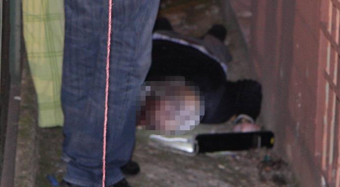 Arkadaşını başına çekiçle vurarak öldürdü Arkadaşını başına çekiçle vurarak öldürdü