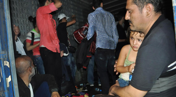 Kamyonet kasasında 60 kaçak Kamyonet kasasında 60 kaçak