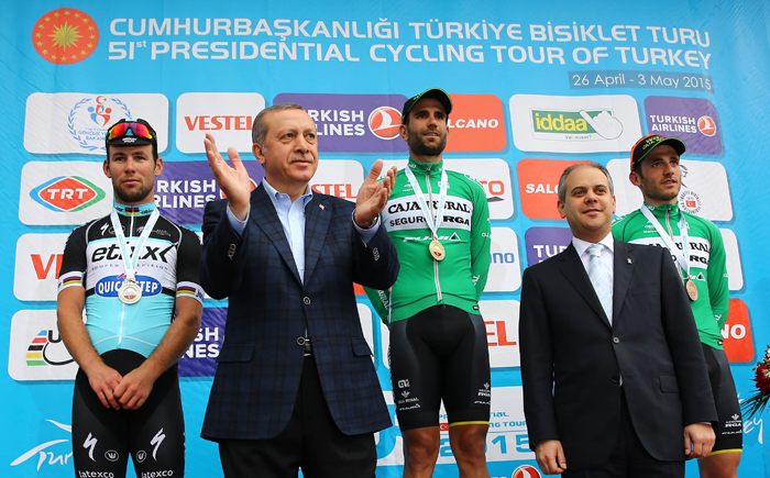 Bisikletçi podyumu terk edince ortalık karıştı! Bisikletçi podyumu terk edince ortalık karıştı!