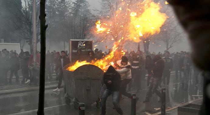 Kosova karıştı: 52'si polis 110 yaralı Kosova karıştı: 52'si polis 110 yaralı