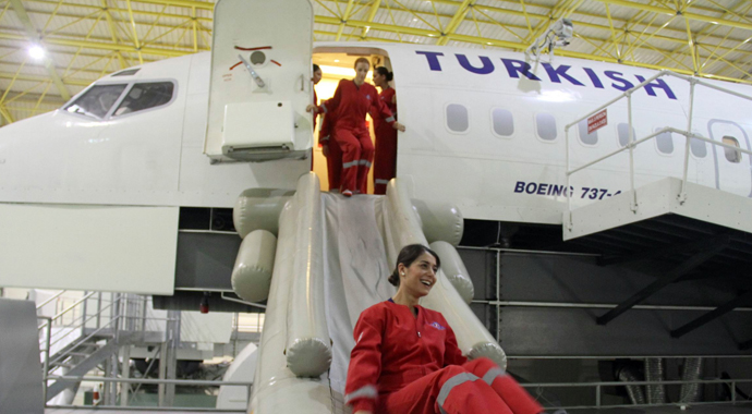 Hostes adaylarına zorlu eğitim Hostes adaylarına zorlu eğitim