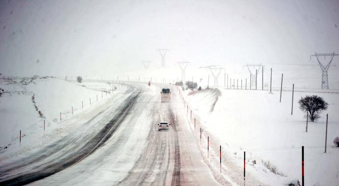 İstanbul'a beklenen kar yağdı, peki kaç gün sürecek okullar tatil mi? İstanbul'a beklenen kar yağdı, peki kaç gün sürecek okullar tatil mi?