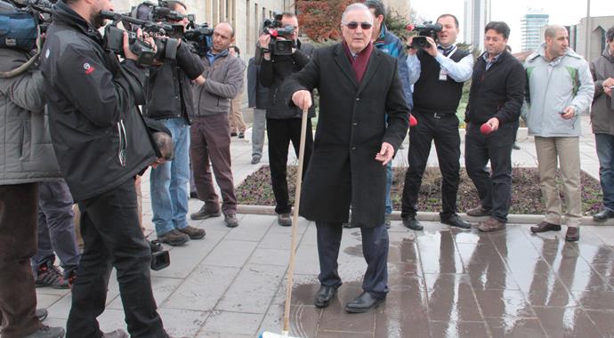 Milletvekili Ensar Öğüt meclise koç ile geldi Milletvekili Ensar Öğüt meclise koç ile geldi