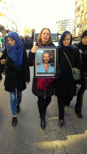 Oğlunun fotoğrafını elinden düşürmedi Oğlunun fotoğrafını elinden düşürmedi