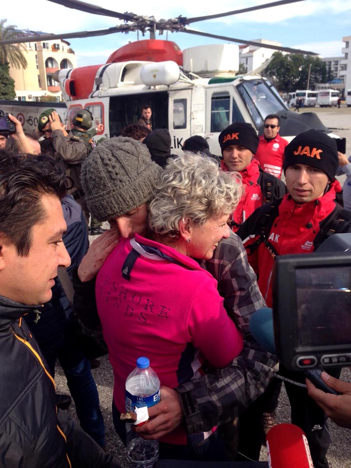 Antalya'da 3 gün sonra bulunan öğrenci turistler ailelerine kavuştu Antalya'da 3 gün sonra bulunan öğrenci turistler ailelerine kavuştu