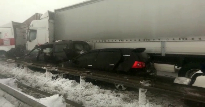 TEM'de onlarca araç birbirine girdi TEM'de onlarca araç birbirine girdi