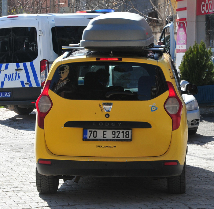 Yaşlı kadının cenazesi taksiyle taşındı Yaşlı kadının cenazesi taksiyle taşındı