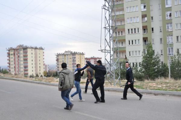 Madde bağımlıları polise saldırdı Madde bağımlıları polise saldırdı
