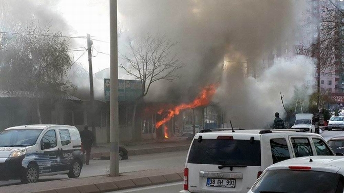 Ekmek teknesi yandı, o çaresizce izledi Ekmek teknesi yandı, o çaresizce izledi