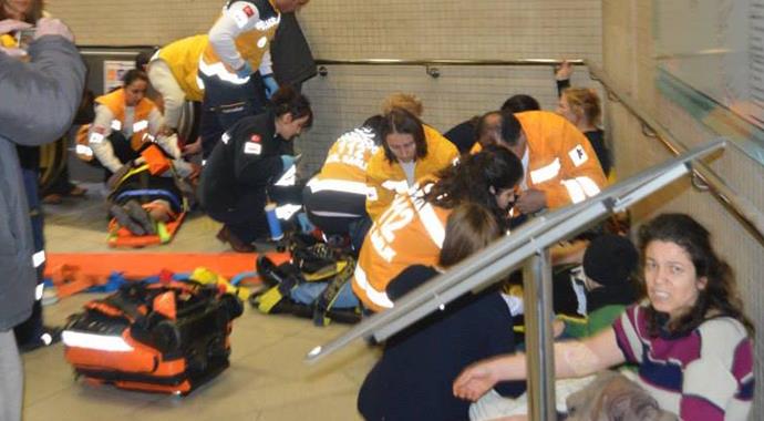 İzmir metrosunda merdiven kazası! Yaralılar var İzmir metrosunda merdiven kazası! Yaralılar var