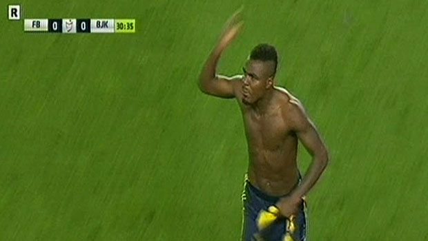 Emenike formasını çıkardı, oyundan çıkmak istedi Emenike formasını çıkardı, oyundan çıkmak istedi