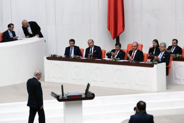 Bahçeli kürsüye çıkınca Davutoğlu... Bahçeli kürsüye çıkınca Davutoğlu...