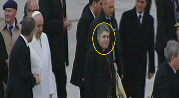 Papa'yı karşılayan sürpriz isim Papa'yı karşılayan sürpriz isim