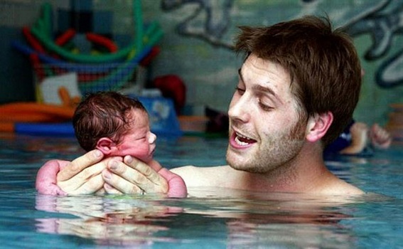 Doğar doğmaz yüzme dersi! Doğar doğmaz yüzme dersi!