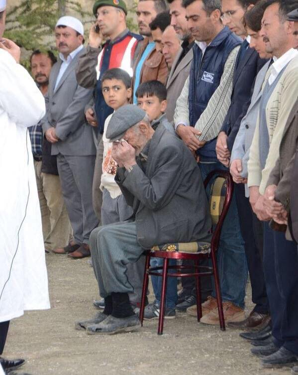 Madenci babasının yırtık ayakkabısı dikkat çekti Madenci babasının yırtık ayakkabısı dikkat çekti