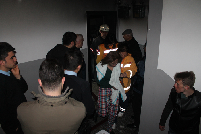 Ankara'da yangın paniği, canlarını zor kurtardılar Ankara'da yangın paniği, canlarını zor kurtardılar