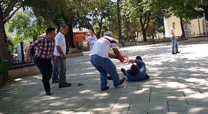 Sokak ortasında çatışma, herkesin gözü önünde kafasına sıktı! Sokak ortasında çatışma, herkesin gözü önünde kafasına sıktı!