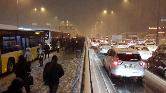 İstanbul'da trafik kilitlendi, vatandaş yollara düştü İstanbul'da trafik kilitlendi, vatandaş yollara düştü