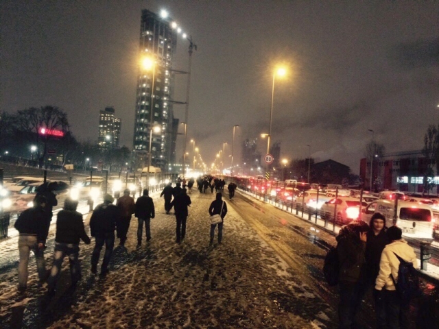 İstanbul'da trafik kilitlendi, vatandaş yollara düştü İstanbul'da trafik kilitlendi, vatandaş yollara düştü