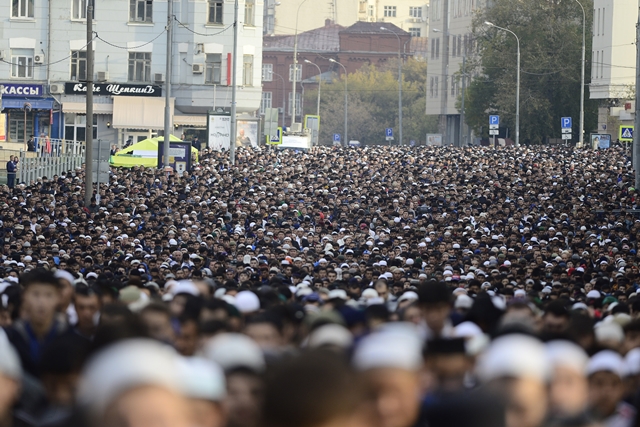 Moskova'da cemaat camiye sığmadı
Moskova'da cemaat camiye sığmadı