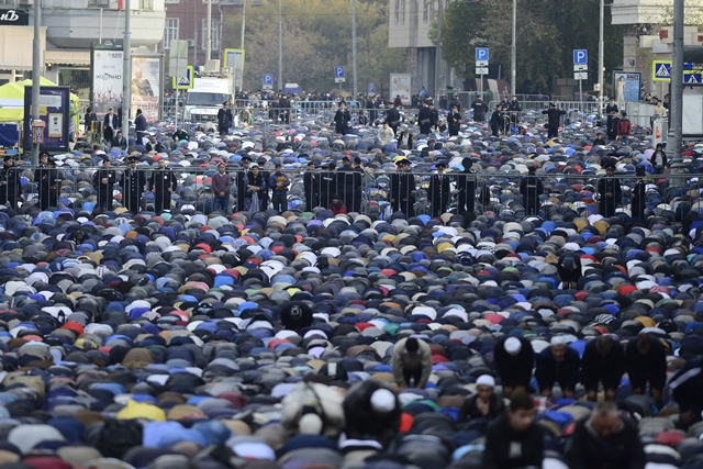 Moskova'da cemaat camiye sığmadı
Moskova'da cemaat camiye sığmadı