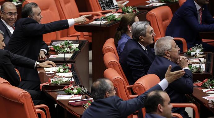 Meclis'te ilk gerginlik Meclis'te ilk gerginlik
