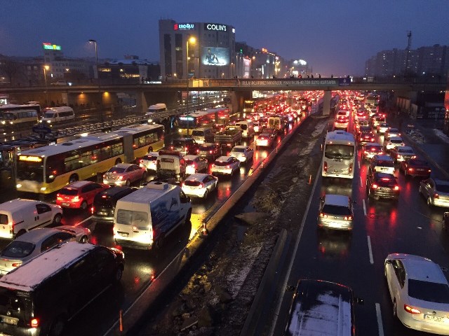İstanbul'da trafik kilitlendi, vatandaş yollara düştü İstanbul'da trafik kilitlendi, vatandaş yollara düştü
