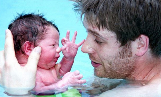 Doğar doğmaz yüzme dersi! Doğar doğmaz yüzme dersi!