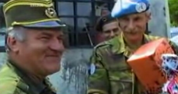 Srebrenica'da kurbanların cenazesi Potoçari Mezarlığı'nda Srebrenica'da kurbanların cenazesi Potoçari Mezarlığı'nda