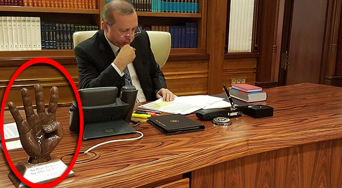 Cumhurbaşkanı Erdoğan'ın masasında dikkat çeken ayrıntı Cumhurbaşkanı Erdoğan'ın masasında dikkat çeken ayrıntı