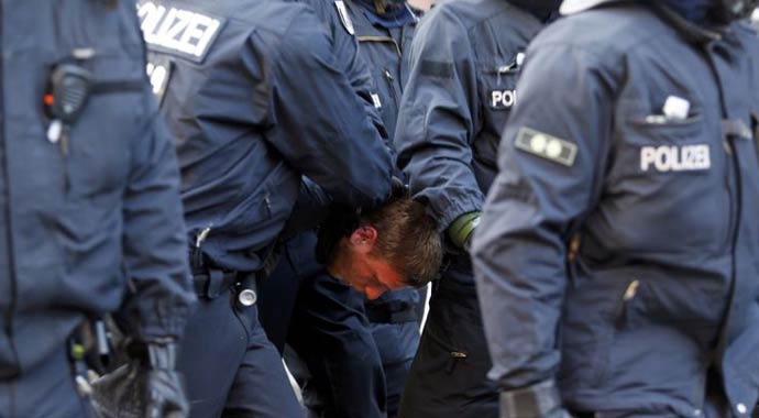 İki yüzlü Alman medyası İki yüzlü Alman medyası